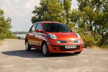 Dnipro, Ukrayna - 10 Ağustos 2016: Nissan Micra turuncu renk Nehri şehrin yakınında