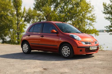 Dnipro, Ukrayna - 10 Ağustos 2016: Nissan Micra turuncu renk Nehri şehrin yakınında