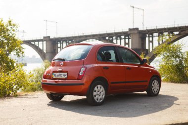 Dnipro, Ukrayna - 10 Ağustos 2016: Nissan Micra turuncu renk Nehri şehrin yakınında