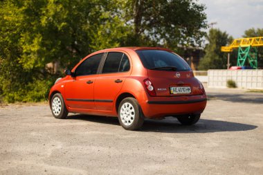 Dnipro, Ukrayna - 10 Ağustos 2016: Nissan Micra turuncu renk Nehri şehrin yakınında
