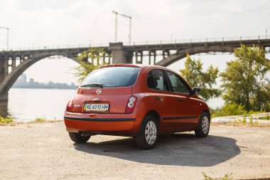 Dnipro, Ukrayna - 10 Ağustos 2016: Nissan Micra turuncu renk Nehri şehrin yakınında