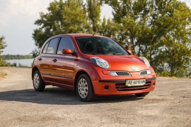 Dnipro, Ukrayna - 10 Ağustos 2016: Nissan Micra turuncu renk Nehri şehrin yakınında