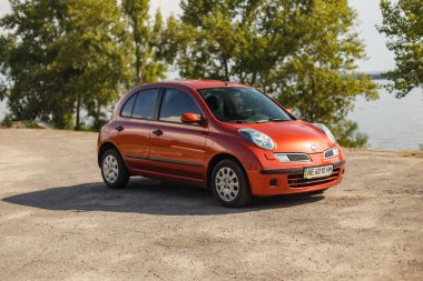 Dnipro, Ukrayna - 10 Ağustos 2016: Nissan Micra turuncu renk Nehri şehrin yakınında