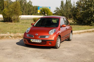 Dnipro, Ukrayna - 10 Ağustos 2016: Nissan Micra turuncu renk Nehri şehrin yakınında