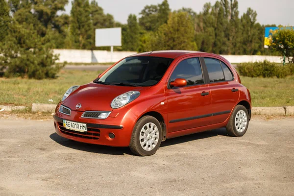 Dnipro, Ukrayna - 10 Ağustos 2016: Nissan Micra turuncu renk Nehri şehrin yakınında