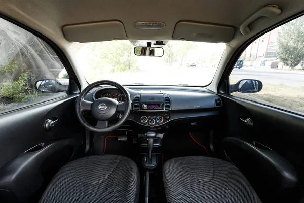 Dnipro, Ukrayna - 10 Ağustos 2016: Nissan Micra iç, tekerlek ve koltuk