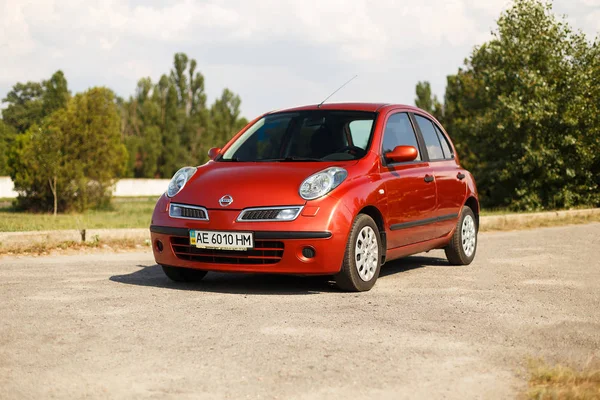 Dnipro, Ukrayna - 10 Ağustos 2016: Nissan Micra turuncu renk Nehri şehrin yakınında