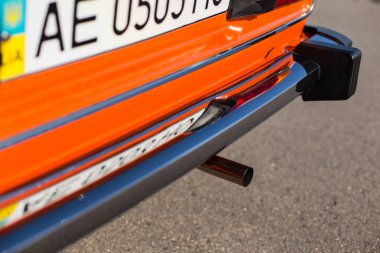 Pereshchepino, Ukrayna - 12 Ekim 2014: Zhiguli Vaz 2106 özgün orange, yayımlanan SSCB'ye 70 's. Yolun ortasında güneşli gün araba yakın, ayrıntıları olmadan kenarında araba park