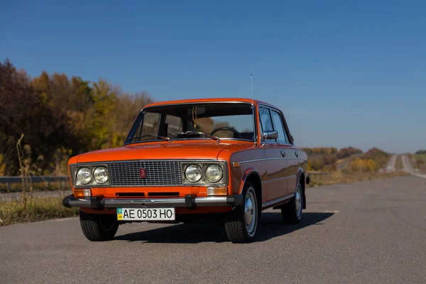 Pereshchepino 우크라이나 2014 Zhiguli Vaz 2106 오렌지 소련에서 자동차 자동차 — 스톡 사진