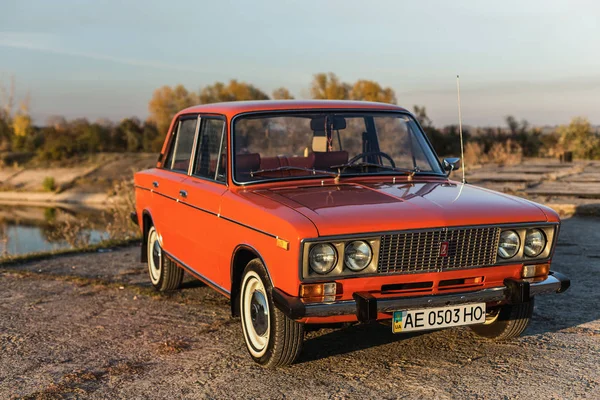 Pereshchepino 乌克兰 2014年10月12日 Zhiguli 瓦斯2106原始的橙色 发布在苏联在70的 汽车停在路边的阳光明媚的一天中间没有汽车附近 — 图库照片