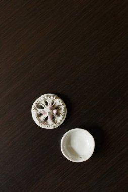 Beyaz porselen tabut karanlık bir yüzey, en iyi görünümü