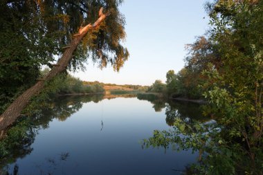 Su üzerinde bungee ile gün batımında Yaz gölet