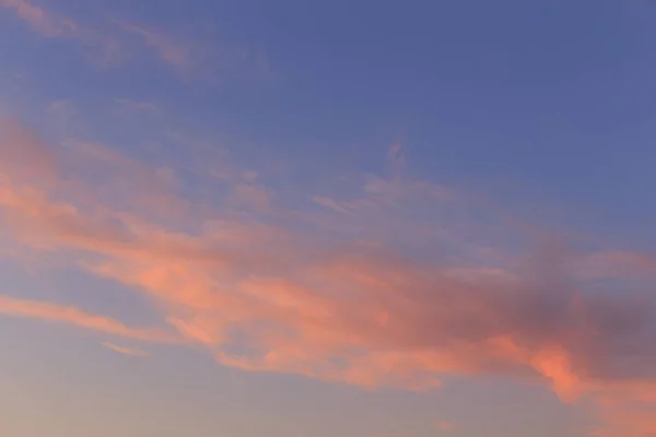 Голубое небо и розовые облака на закате — стоковое фото