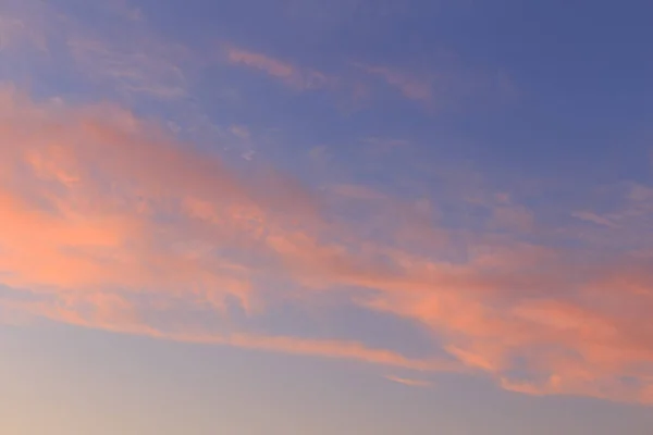 Blauer Himmel und rosa Wolken bei Sonnenuntergang — Stockfoto