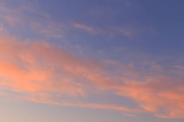 Blauer Himmel und rosa Wolken bei Sonnenuntergang — Stockfoto