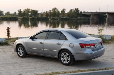 Huyndai Sonata 2008, alacakaranlık zamanında Samara nehri yakınında gri renk