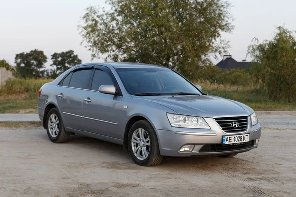 Huyndai Sonata 2008, gray color near the Samara river in twilight time — Stock Photo, Image