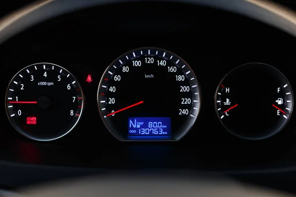 Painel de perto, interior do carro, luz azul — Fotografia de Stock