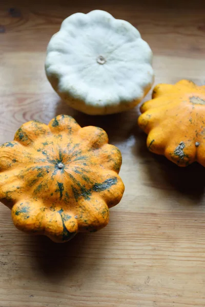 Récolte de courges jaunes et blanches sur la table — Photo