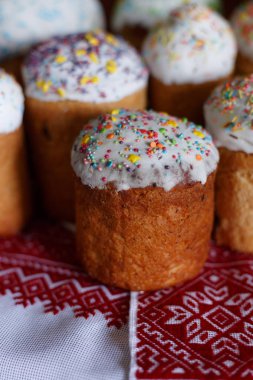 Işlemeli bir havlu arka planda Paskalya kek