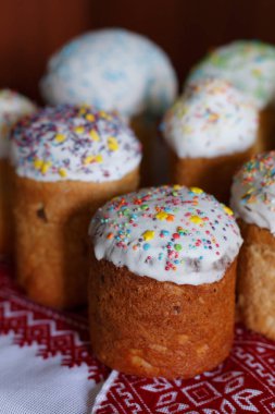 Işlemeli bir havlu arka planda Paskalya kek