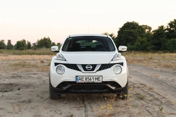 Novoselivka, Dnipropetrovsk bölgesi, Ukrayna - Temmuz 02, 2020: Nissan Juke 2019 Alacakaranlıktaki kırsal yol yakınlarındaki beyaz renk