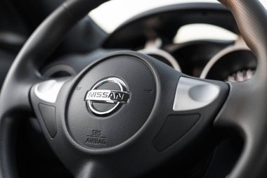 Novoselivka, Dnipropetrovsk bölgesi, Ukrayna - Temmuz 02, 2020: Nissan Juke 2019 iç mimarisi. Direksiyon simidi yakın çekim