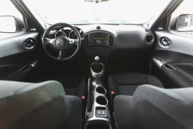 Novoselivka, Dnipropetrovsk bölgesi, Ukrayna - 10 Temmuz 2020: Nissan Juke 2019 beyaz iç mekan