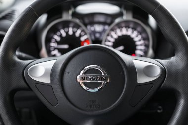 Novoselivka, Dnipropetrovsk bölgesi, Ukrayna - 10 Temmuz 2020: Nissan Juke 2019 iç mimarisi. Direksiyon simidi yakın çekim