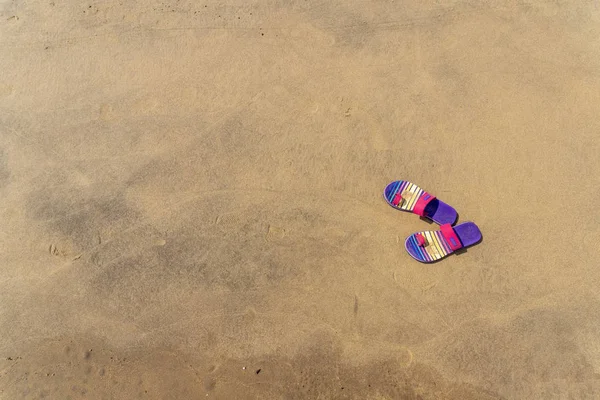 砂浜の女性靴 — ストック写真