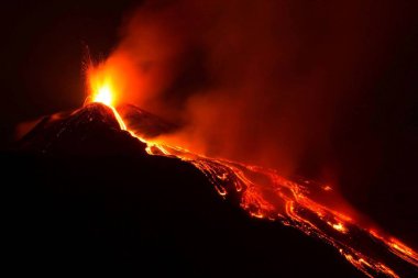 büyük lav akışı ve şiddetli gaz patlaması ile patlar muhteşem Etna yanardağı