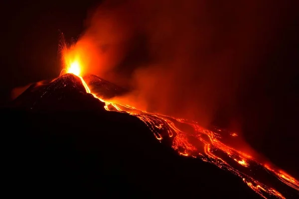 Látványos Etna Vulkán Felrobban Nagy Láva Áramlását Erőszakos Gáz Robbanás Stock Kép