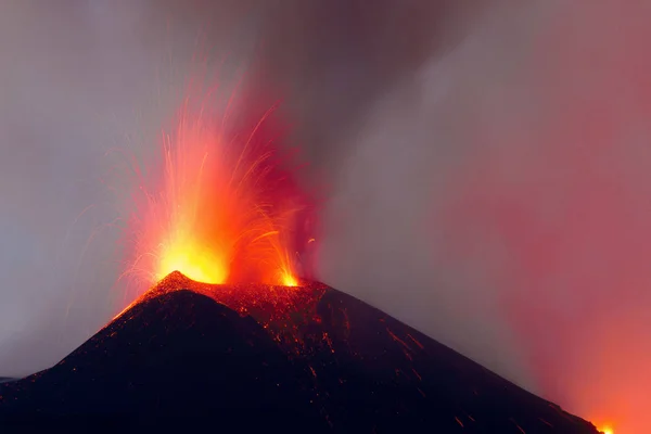 Gün batımında, akkor lav ve kül sıçramaları ile doğal bir havai fişek gösterisi ana krater patlamaları ile Etna yanardağ Patlaması.