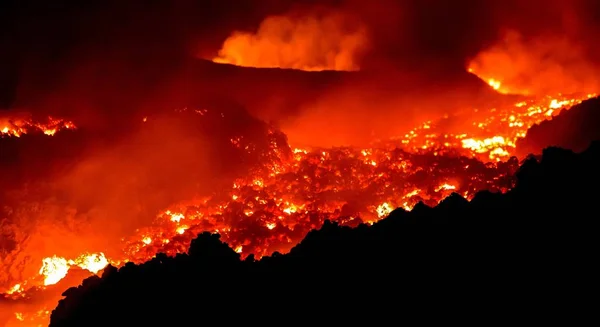 Velmi Kapalný Lávový Proud Sopky Etna Vybuchuje Červeným Pozadím Kouřem — Stock fotografie