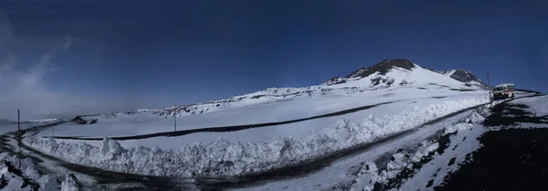 高い山道とクレーターの雪の風景のパノラマエトナ — ストック写真