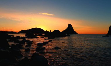 Acitrezza - Faraglioni ve denize şafakta uçurum manzarası