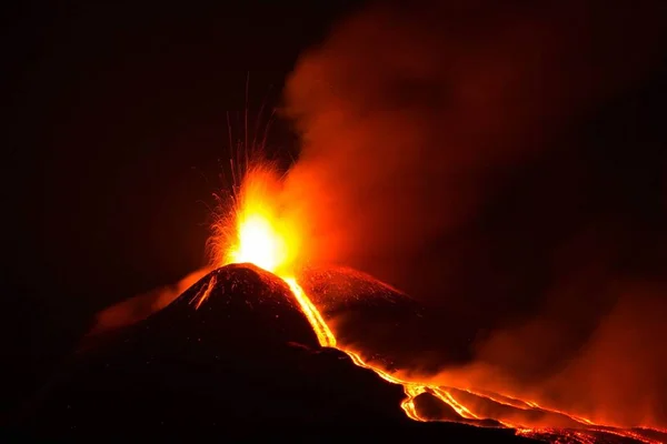 Volcán Etna Erupción Atracciones Sicilias Maravilloso Espectáculo Natural Con Explosión —  Fotos de Stock