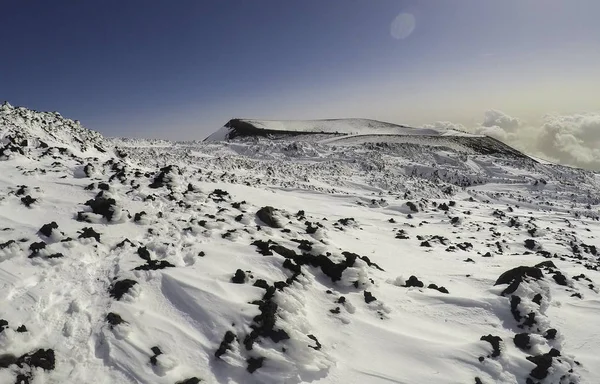 Túrázók Turisták Vulkán Etna Borított Hóban Naplementekor Stock Kép