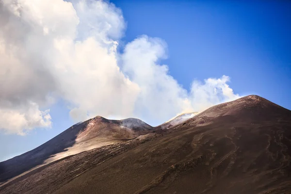 Etna ve gaz ve buhar emisyonlu merkezi krater