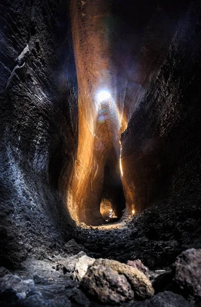 Serracozzo lav akış mağarası