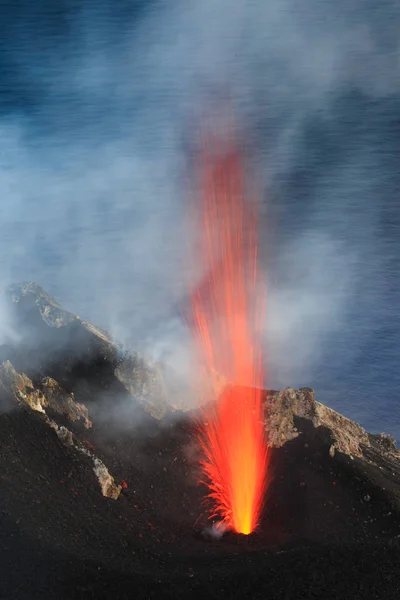 Explosión Stromboli Lava Incandescente Boceto Con Mar Fondo — Foto de Stock