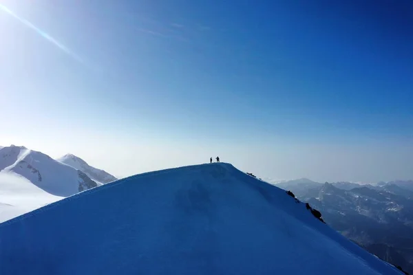 Monte Rosa- Alplerin tepesindeki dağcılar- Güneşli bir günde yukarıdan panoramik manzara ve karlı manzara