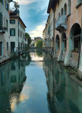 Trentino Alto Adige 'deki Dolomitler üzerine Cimon della Pala mavi gökyüzü arka planı ve alçak sis ile; 27 Aralık' ta Rosetta Refuge 'dan alındı