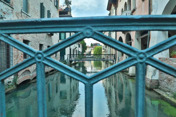 Trentino Alto Adige 'deki Dolomitler üzerine Cimon della Pala mavi gökyüzü arka planı ve alçak sis ile; 27 Aralık' ta Rosetta Refuge 'dan alındı