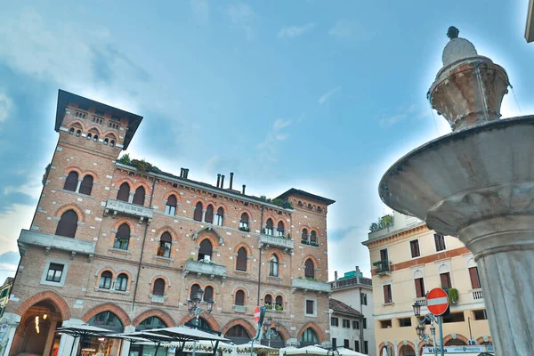 Treviso Palazzo Rosso Fontana Nella Piazza Del Centro Storico Treviso — Fotografia de Stock