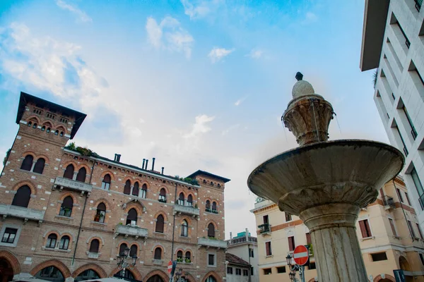 Treviso Palazzo Rosso Fontana Nella Piazza Del Centro Storico Treviso — Foto Stock