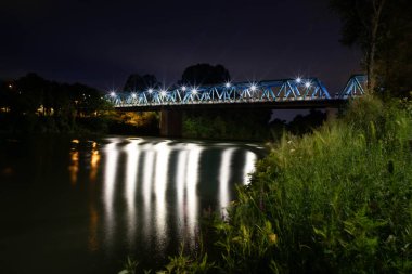 San Dona di Piave ve Ponte della Vittoria, Piave 'ın bir yansımasıyla aydınlandı..