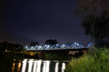 San Dona di Piave ve Ponte della Vittoria, Piave 'ın bir yansımasıyla aydınlandı..