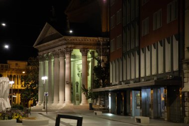 Trentino Alto Adige 'deki Dolomitler üzerine Cimon della Pala mavi gökyüzü arka planı ve alçak sis ile; 27 Aralık' ta Rosetta Refuge 'dan alındı