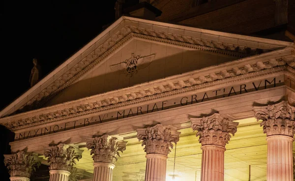 Akşamları San Don di Piave Katedrali mimari detaylar.